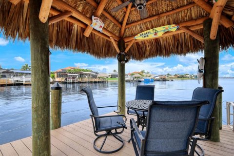 House in Cape Coral, Florida 4 bedrooms, 237.74 sq.m. № 2393609 - photo 8