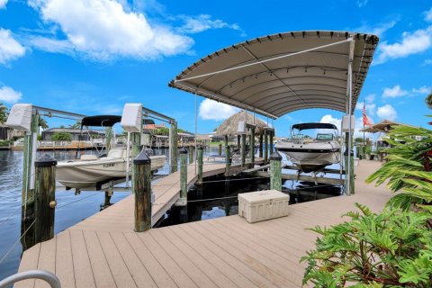 House in Cape Coral, Florida 4 bedrooms, 237.74 sq.m. № 2393609 - photo 9