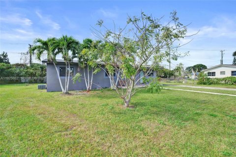 House in Homestead, Florida 4 bedrooms, 135.64 sq.m. № 1984066 - photo 4