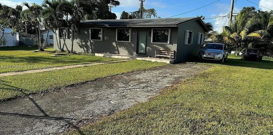 House in Homestead, Florida 4 bedrooms, 135.64 sq.m. № 1984066