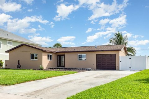 House in Palmetto, Florida 3 bedrooms, 141.12 sq.m. № 1903628 - photo 1
