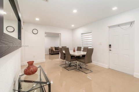Casa en venta en Miami Gardens, Florida, 3 dormitorios, 108.14 m2 № 1872316 - foto 10