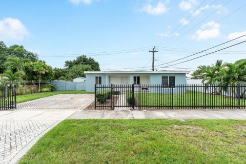 Casa en venta en Miami Gardens, Florida, 3 dormitorios, 108.14 m2 № 1872316 - foto 1