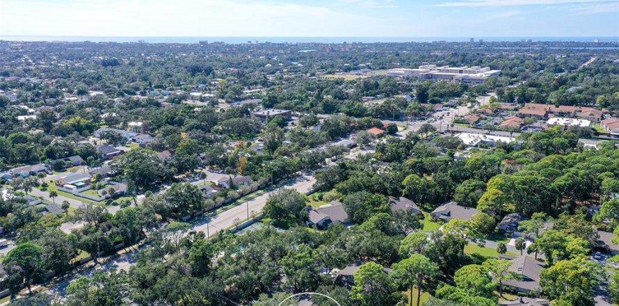 House in Sarasota, Florida 2 bedrooms, 135.27 sq.m. № 2399371