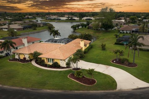 House in Venice, Florida 3 bedrooms, 241.45 sq.m. № 2239790
