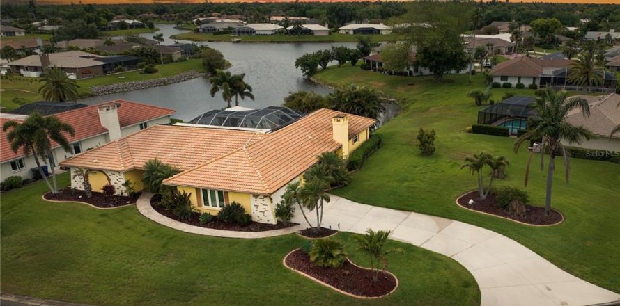 House in Venice, Florida 3 bedrooms, 241.45 sq.m. № 2239790