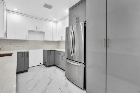 House in Miami, Florida 4 bedrooms, 142.14 sq.m. № 2013580 - photo 28