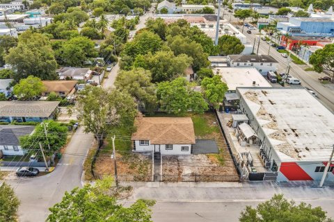 House in Miami, Florida 4 bedrooms, 142.14 sq.m. № 2013580