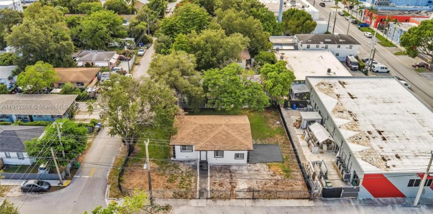 House in Miami, Florida 4 bedrooms, 142.14 sq.m. № 2013580