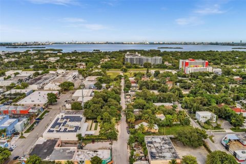 House in Miami, Florida 4 bedrooms, 142.14 sq.m. № 2013580 - photo 2