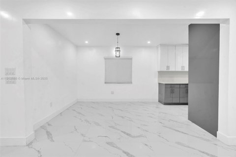 House in Miami, Florida 4 bedrooms, 142.14 sq.m. № 2013580 - photo 21