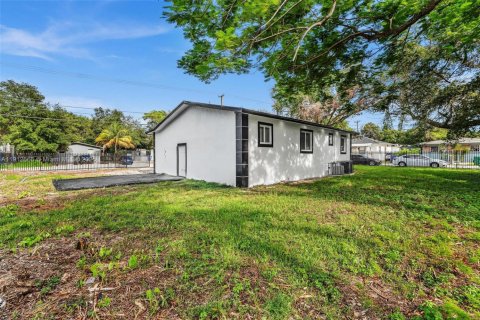 House in Miami, Florida 4 bedrooms, 142.14 sq.m. № 2013580 - photo 9