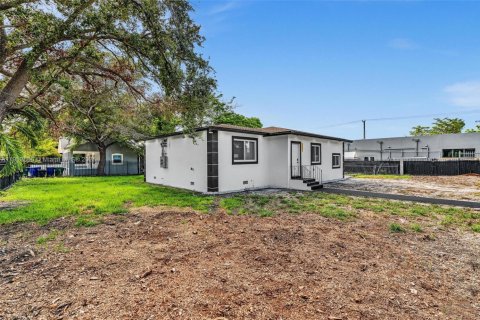 House in Miami, Florida 4 bedrooms, 142.14 sq.m. № 2013580 - photo 4