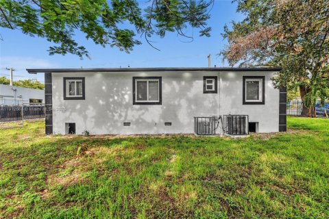 House in Miami, Florida 4 bedrooms, 142.14 sq.m. № 2013580 - photo 7