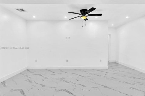 House in Miami, Florida 4 bedrooms, 142.14 sq.m. № 2013580 - photo 18