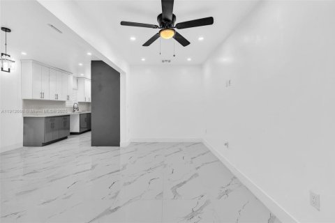 House in Miami, Florida 4 bedrooms, 142.14 sq.m. № 2013580 - photo 17