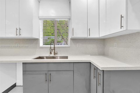 House in Miami, Florida 4 bedrooms, 142.14 sq.m. № 2013580 - photo 29