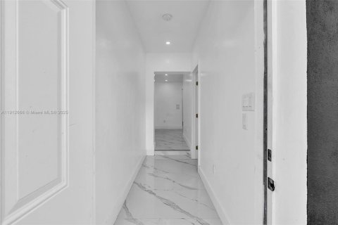 House in Miami, Florida 4 bedrooms, 142.14 sq.m. № 2013580 - photo 11