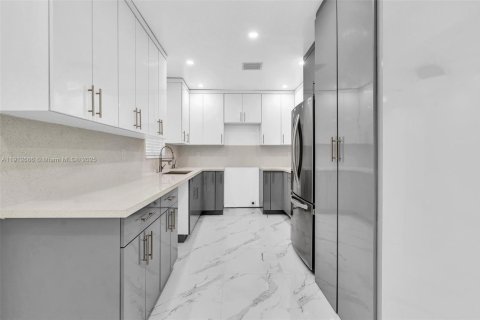 House in Miami, Florida 4 bedrooms, 142.14 sq.m. № 2013580 - photo 26