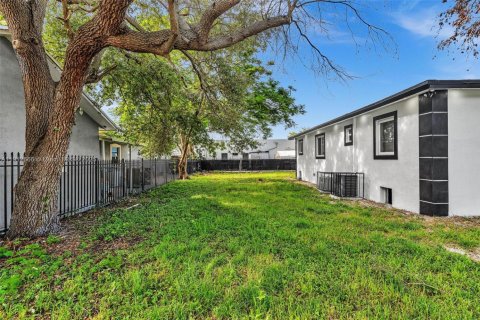 House in Miami, Florida 4 bedrooms, 142.14 sq.m. № 2013580 - photo 5