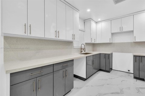 House in Miami, Florida 4 bedrooms, 142.14 sq.m. № 2013580 - photo 27