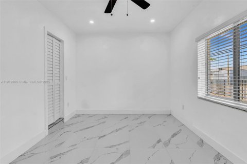 House in Miami, Florida 4 bedrooms, 142.14 sq.m. № 2013580 - photo 12