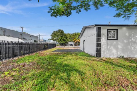 House in Miami, Florida 4 bedrooms, 142.14 sq.m. № 2013580 - photo 8