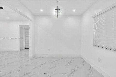 House in Miami, Florida 4 bedrooms, 142.14 sq.m. № 2013580 - photo 24