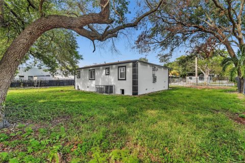 House in Miami, Florida 4 bedrooms, 142.14 sq.m. № 2013580 - photo 6