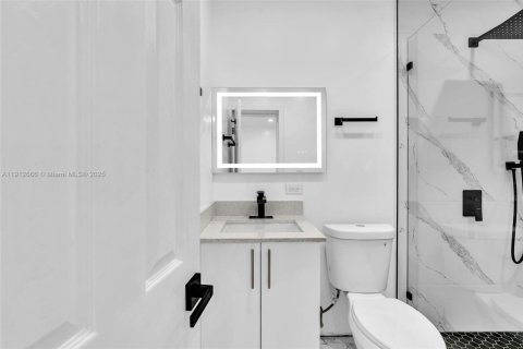 House in Miami, Florida 4 bedrooms, 142.14 sq.m. № 2013580 - photo 14