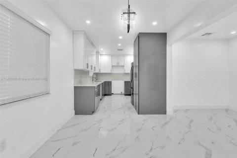 House in Miami, Florida 4 bedrooms, 142.14 sq.m. № 2013580 - photo 25