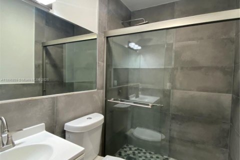 Casa en alquiler en Miami, Florida, 3 dormitorios, 197.32 m2 № 1948404 - foto 13