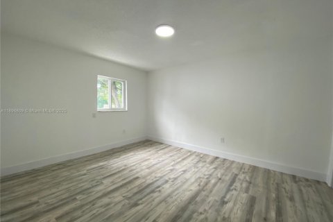 Casa en alquiler en Miami, Florida, 3 dormitorios, 197.32 m2 № 1948404 - foto 8