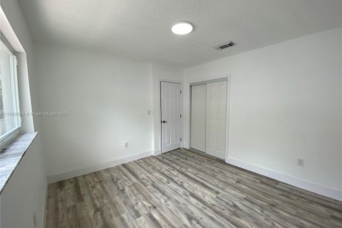 Casa en alquiler en Miami, Florida, 3 dormitorios, 197.32 m2 № 1948404 - foto 9