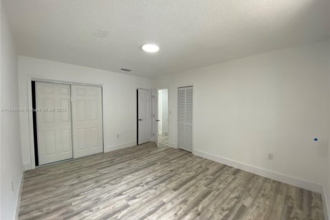 Casa en alquiler en Miami, Florida, 3 dormitorios, 197.32 m2 № 1948404 - foto 6