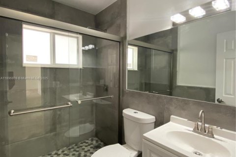 Casa en alquiler en Miami, Florida, 3 dormitorios, 197.32 m2 № 1948404 - foto 10