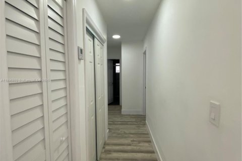 Casa en alquiler en Miami, Florida, 3 dormitorios, 197.32 m2 № 1948404 - foto 4