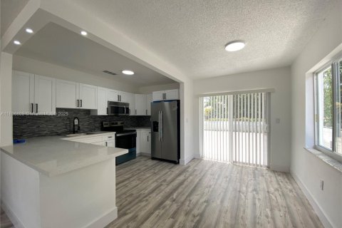 Casa en alquiler en Miami, Florida, 3 dormitorios, 197.32 m2 № 1948404 - foto 1