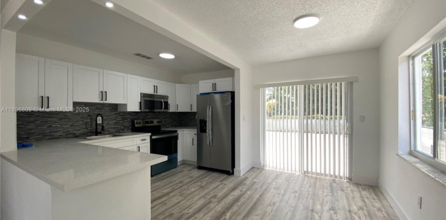 Casa en Miami, Florida 3 dormitorios, 197.32 m2 № 1948404