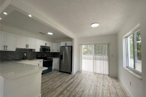 Casa en alquiler en Miami, Florida, 3 dormitorios, 197.32 m2 № 1948404 - foto 14