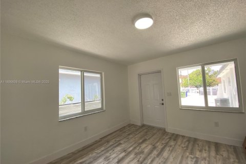 Casa en alquiler en Miami, Florida, 3 dormitorios, 197.32 m2 № 1948404 - foto 3