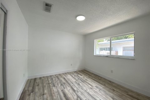 Casa en alquiler en Miami, Florida, 3 dormitorios, 197.32 m2 № 1948404 - foto 12