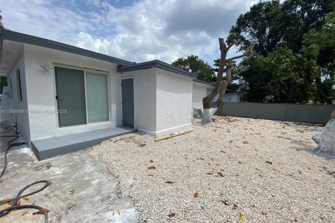 Casa en alquiler en Miami, Florida, 3 dormitorios, 197.32 m2 № 1948404 - foto 16