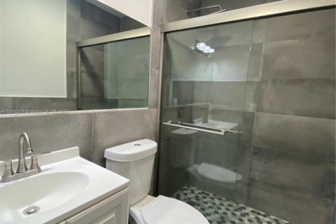 Casa en alquiler en Miami, Florida, 3 dormitorios, 197.32 m2 № 1948404 - foto 7