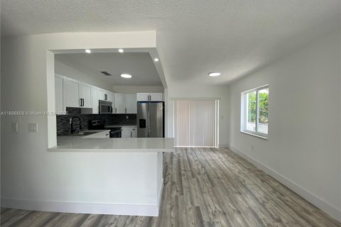 Casa en alquiler en Miami, Florida, 3 dormitorios, 197.32 m2 № 1948404 - foto 2