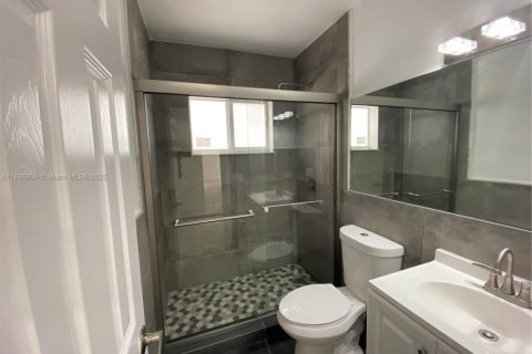 Casa en alquiler en Miami, Florida, 3 dormitorios, 197.32 m2 № 1948404 - foto 5