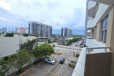 Condo in Hallandale Beach, Florida, 1 bedroom  № 2173228 - photo 22