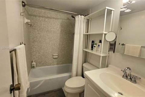 Condo in Hallandale Beach, Florida, 1 bedroom  № 2173228 - photo 13