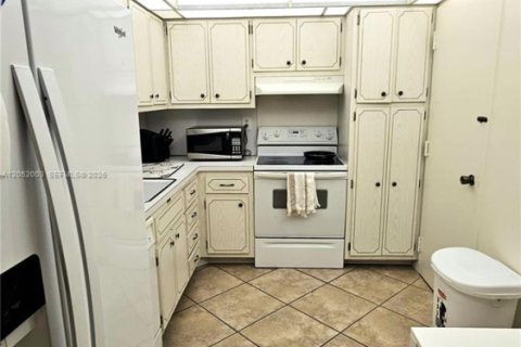 Condo in Hallandale Beach, Florida, 1 bedroom  № 2173228 - photo 7