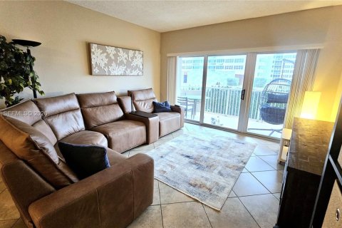 Condo in Hallandale Beach, Florida, 1 bedroom  № 2173228 - photo 8